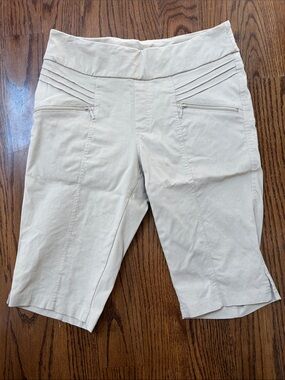 Women's Cream Pull-On Bermuda Shorts with Front Zip Pockets